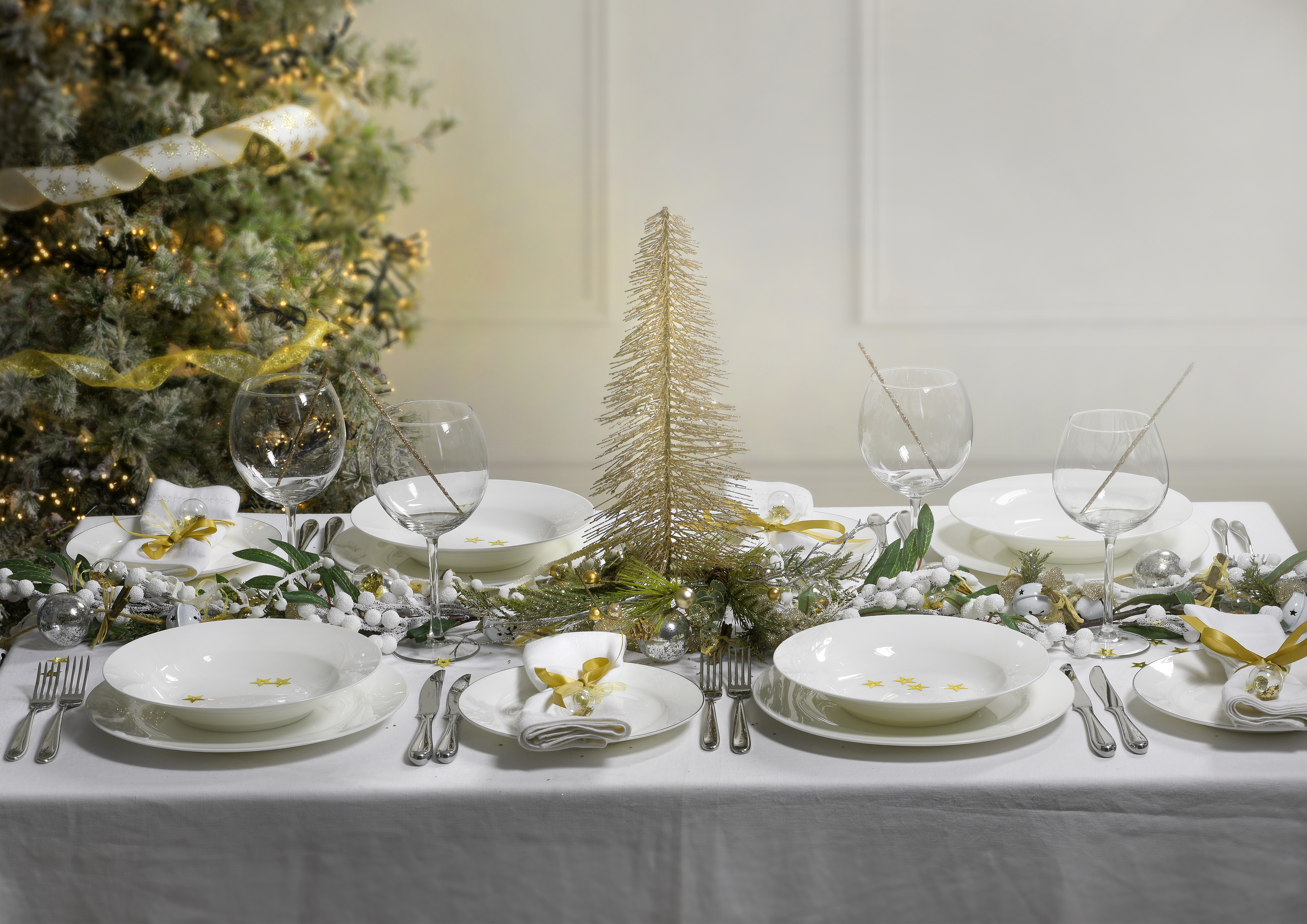 Christmas Table Ideas Using White Tableware